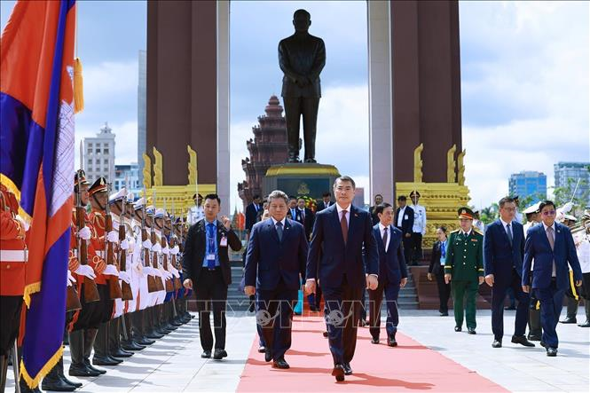 Thủ tướng Lê Minh Hưng đặt vòng hoa tại Đài Độc lập, Đài tưởng niệm cố Quốc vương Norodom Sihanouk, Đài Hữu nghị Campuchia - Việt Nam